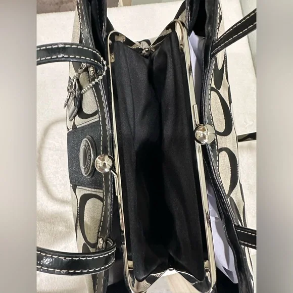 Like New Coach Signature Caryall F19190 with Kisslock and matching wristlet - Picture 7 of 15